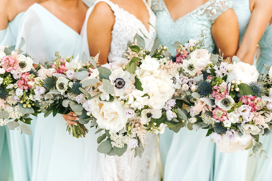 neutral and pink wedding flower ideas